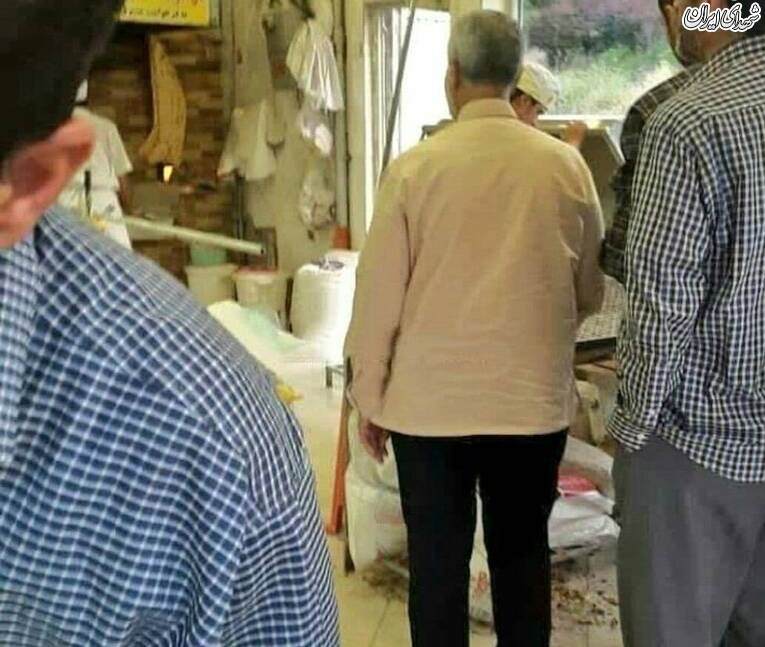 عکس/ سردار شهید سلیمانی در صف نانوایی