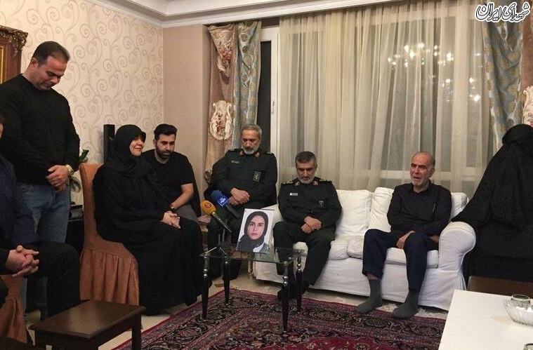 عکس/دیدار سردار حاجی زاده با خانواده شهیده فاطمه محمودی