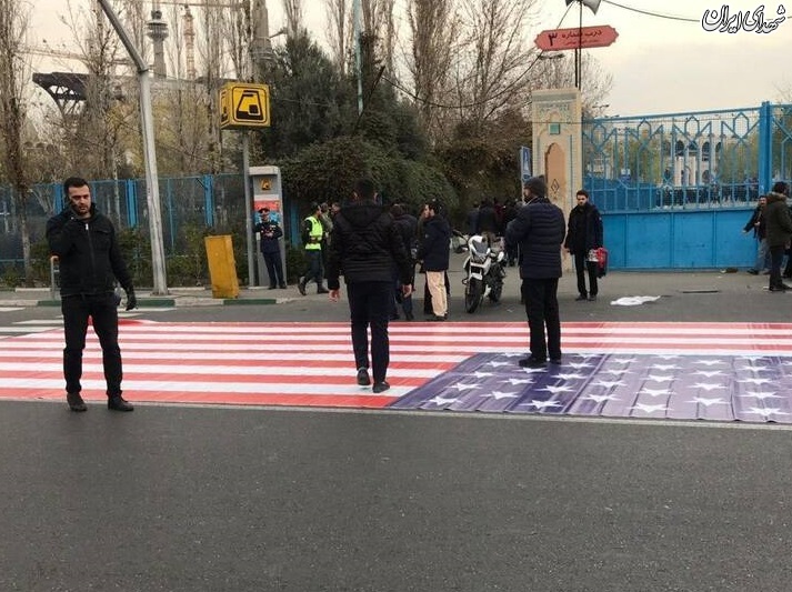 عکس/ پرچم آمریکا زیر پای مردم نمازگزار تهران