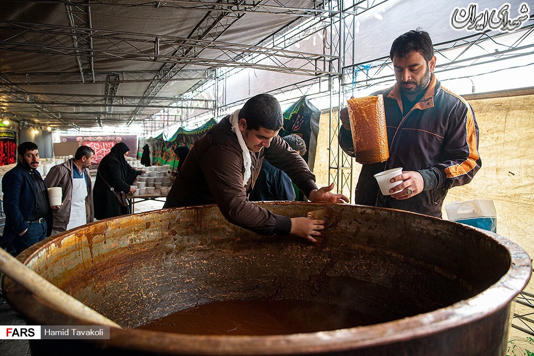عکس/ دیگ بزرگ سمنو در میدان امام حسین(ع)