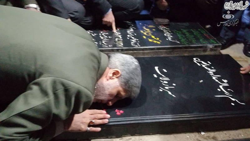 عکس/ بوسه وزیر دفاع بر سنگ مزار حاج قاسم