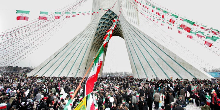 خیابانهای منتهی به میدان آزادی قبل از آغاز رسمی مراسم مملو از جمعیت است خیابانهای منتهی به میدان آزادی قبل از آغاز رسمی مراسم مملو از جمعیت است