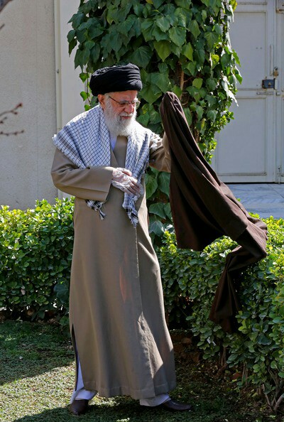 امام خامنه ای در حال کاشت نهال