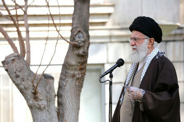 امام خامنه ای در حال کاشت نهال