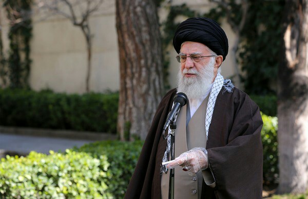 امام خامنه ای در حال کاشت نهال