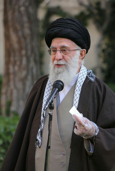 امام خامنه ای در حال کاشت نهال
