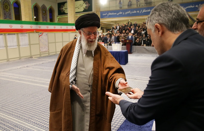 حضور رهبر انقلاب پای صندوق رای
