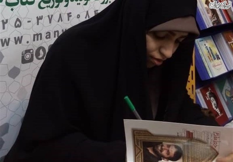 جشن امضای کتاب شهید طهرانیمقدم در نمایشگاه کتاب برگزار شد+ عکس جشن امضای کتاب شهید طهرانیمقدم در نمایشگاه کتاب برگزار شد+ عکس