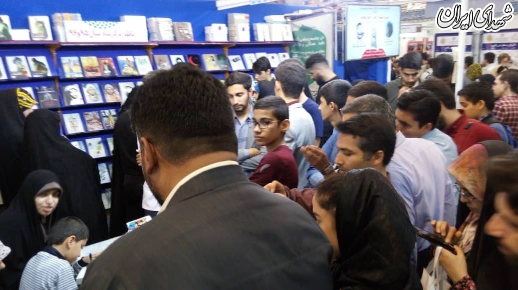 جشن امضای کتاب شهید طهرانیمقدم در نمایشگاه کتاب برگزار شد+ عکس جشن امضای کتاب شهید طهرانیمقدم در نمایشگاه کتاب برگزار شد+ عکس