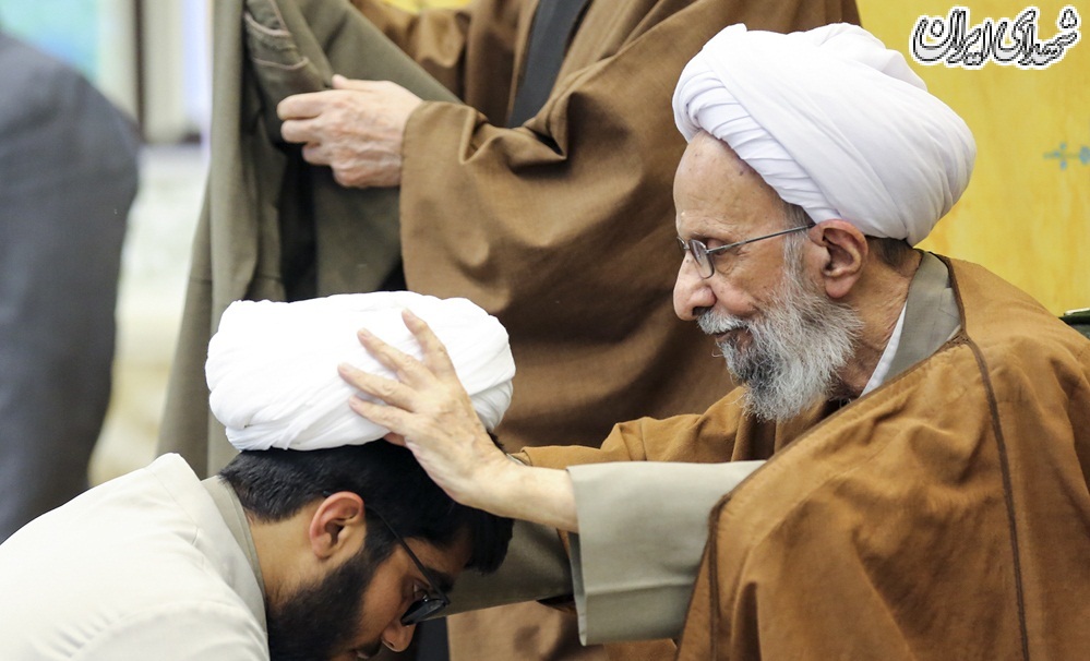 عکس/عمامه‌گذاری طلاب توسط آیت‌الله مصباح
