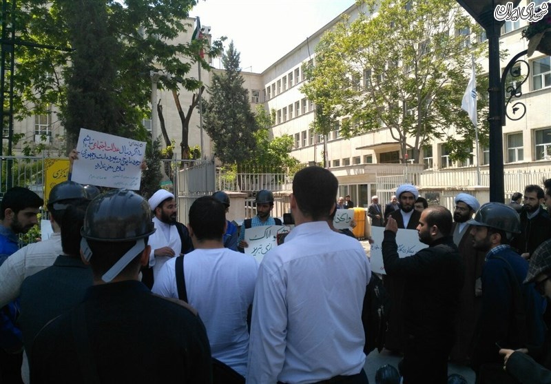 تجمع دانشجویان و طلاب مقابل وزارت اقتصاد تجمع دانشجویان و طلاب مقابل وزارت اقتصاد