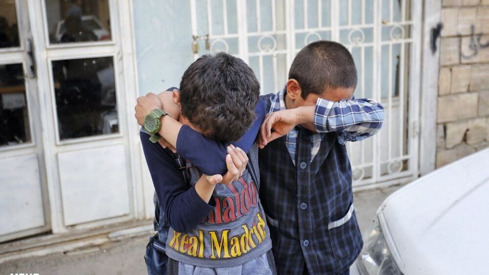 عکس/ فرزندان داغ‌دیده روحانی همدانی