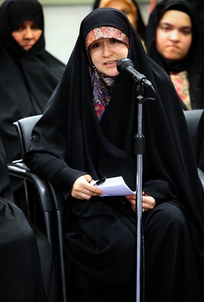 شاعری که اشکهای رهبر انقلاب را جاری کرد / من هم بغض کردم؛ مثل دختری که سالها در انتظار دیدار پدرش بود شاعری که اشکهای رهبر انقلاب را جاری کرد / من هم بغض کردم؛ مثل دختری که سالها در انتظار دیدار پدرش بود