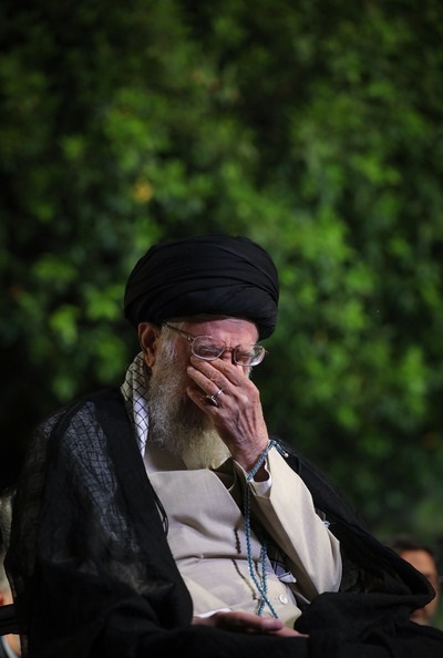 شاعری که اشکهای رهبر انقلاب را جاری کرد / من هم بغض کردم؛ مثل دختری که سالها در انتظار دیدار پدرش بود شاعری که اشکهای رهبر انقلاب را جاری کرد / من هم بغض کردم؛ مثل دختری که سالها در انتظار دیدار پدرش بود