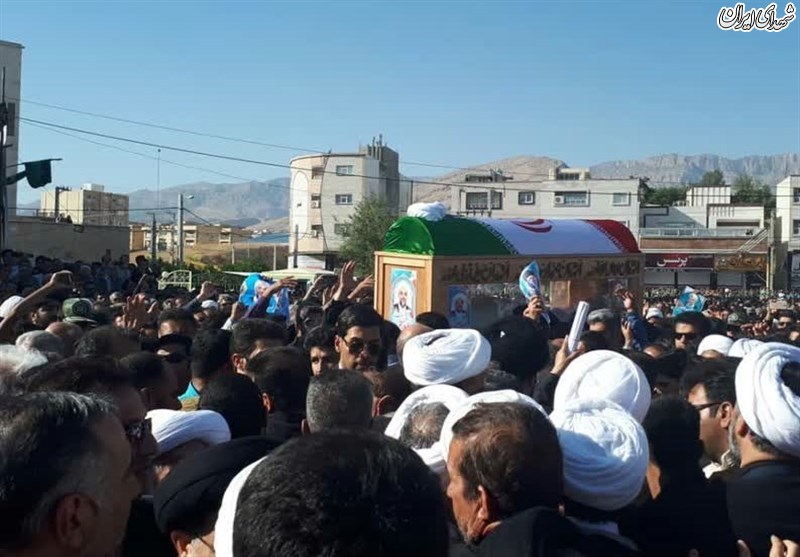 پیکر امام جمعه کازرون با حضور پرشور مردم تشییع شد پیکر امام جمعه کازرون با حضور پرشور مردم تشییع شد