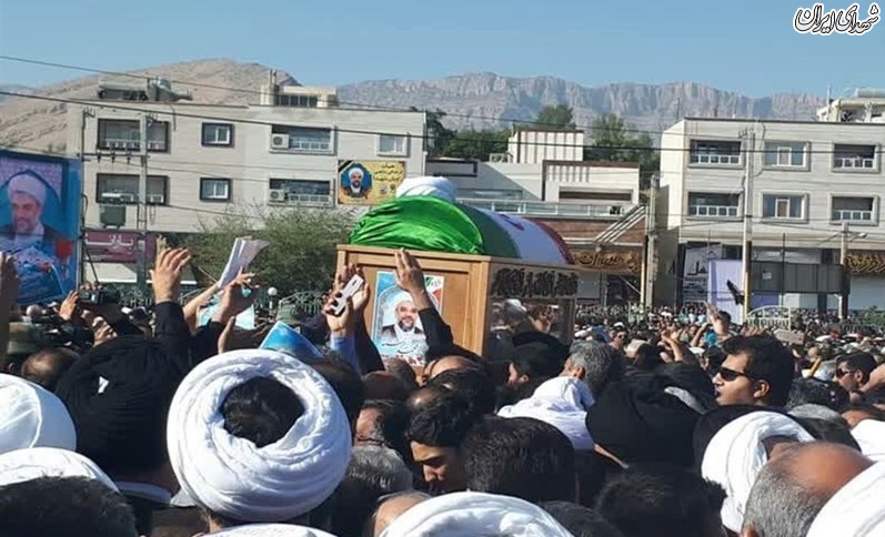 پیکر امام جمعه کازرون با حضور پرشور مردم تشییع شد پیکر امام جمعه کازرون با حضور پرشور مردم تشییع شد