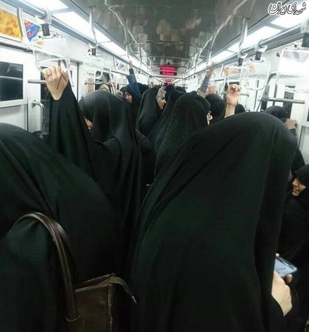 ازدحام دختران خیابان انقلاب در مترو +عکس