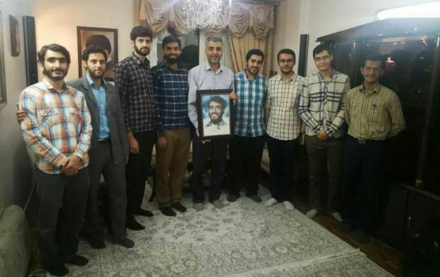 تجلیل دانشجویان دانشگاهشریف از راننده قانونمدار تجلیل دانشجویان دانشگاهشریف از راننده قانونمدار