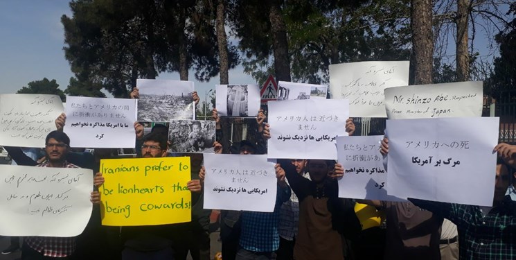 تجمع دانشجویان در فرودگاه مهرآباد همزمان با ورود نخست وزیر ژاپن تجمع دانشجویان در فرودگاه مهرآباد همزمان با ورود نخست وزیر ژاپن