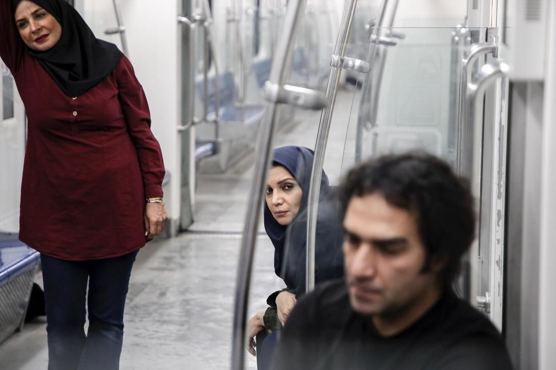 نمایش تک خوانی زن و تلاش برای حضور زنان در استادیوم در یک تئاتر! + عکس نمایش تک خوانی زن و تلاش برای حضور زنان در استادیوم در یک تئاتر! + عکس
