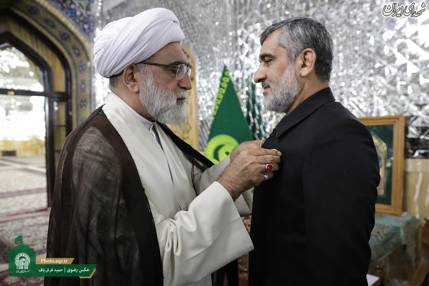 اهدای نشان خادمی امام رضا(ع) به عوامل سرنگونی پهپاد آمریکایی اهدای نشان خادمی امام رضا(ع) به عوامل سرنگونی پهپاد آمریکایی