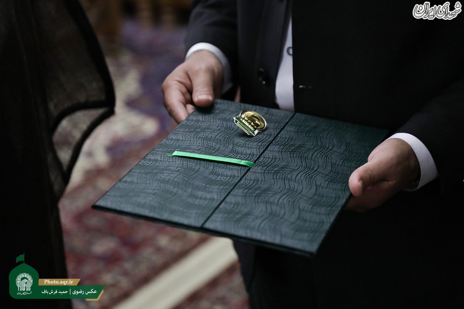 اهدای نشان خادمی امام رضا(ع) به عوامل سرنگونی پهپاد آمریکایی اهدای نشان خادمی امام رضا(ع) به عوامل سرنگونی پهپاد آمریکایی