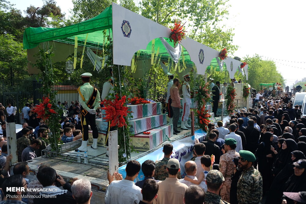 تشییع باشکوه 150 شهید در تهران/ حضور چشمگیر مادران شهدا + عکس تشییع باشکوه 150 شهید در تهران/ حضور چشمگیر مادران شهدا + عکس