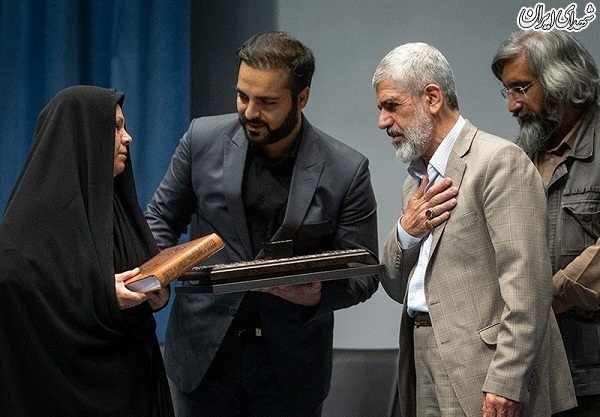 هدیه رهبرانقلاب به خانواده شهید افغانستانی هدیه رهبرانقلاب به خانواده شهید افغانستانی