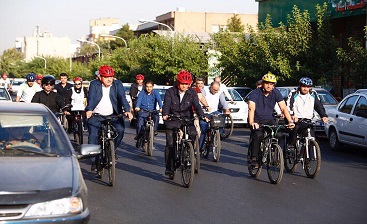 اجبار خبرنگاران زن برای استفاده از دوچرخه!/ رکاب زدن آقای شهردار با خبرنگاران زن! +عکس اجبار خبرنگاران زن برای استفاده از دوچرخه!/ رکاب زدن آقای شهردار با خبرنگاران زن! +عکس