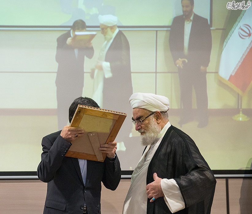 عکس/ بوسه فتاح بر حکم «آقا»