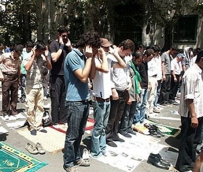 ۴۰ سال نمازجمعه تهران؛ از حضور هیئت آمریکایی تا ۱۴ شهید جمعه آخرِ سال ۴۰ سال نمازجمعه تهران؛ از حضور هیئت آمریکایی تا ۱۴ شهید جمعه آخرِ سال