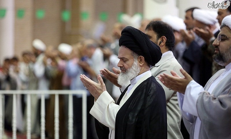 تقدیر از عوامل سریال گاندو در نماز جمعه قم تقدیر از عوامل سریال گاندو در نماز جمعه قم