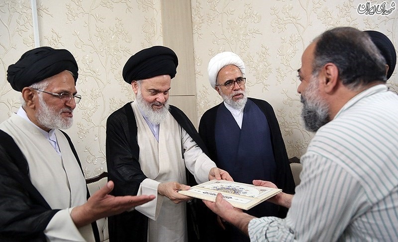تقدیر از عوامل سریال گاندو در نماز جمعه قم تقدیر از عوامل سریال گاندو در نماز جمعه قم