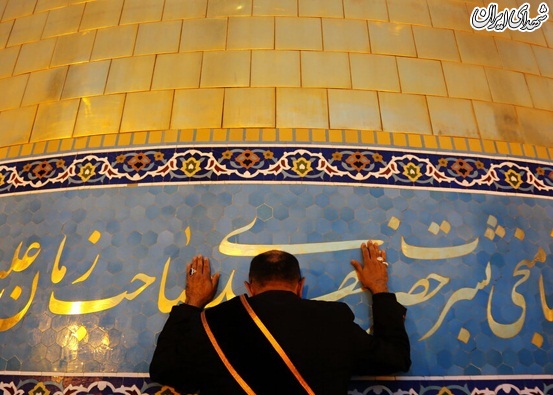 برافراشتن پرچم حسینی بر فراز گنبد حرم حضرت معصومه (س)