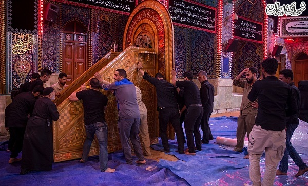 پهن کردن فرش قرمز در حرم امام حسین(ع)