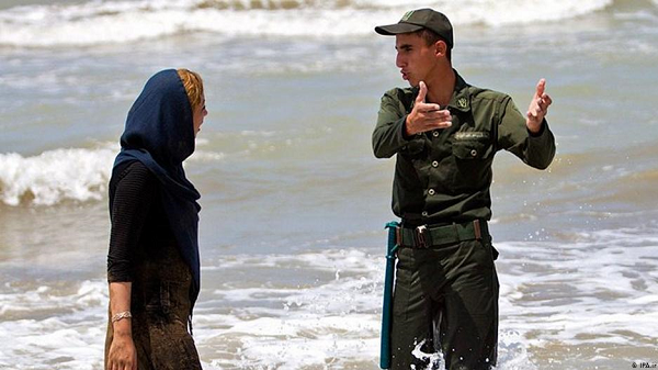 معضل بدپوششی مردان در شهرهای ساحلی +عکس معضل بدپوششی مردان در شهرهای ساحلی +عکس