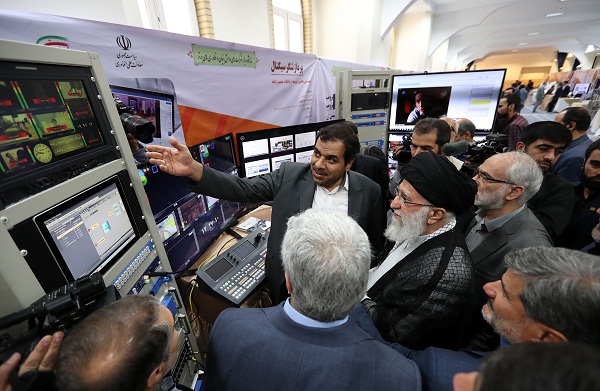 امام خامنه ای از نمایشگاه شرکتهای دانشبنیان بازدید کردند امام خامنه ای از نمایشگاه شرکتهای دانشبنیان بازدید کردند