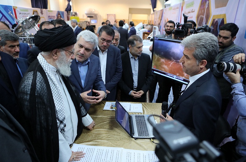 امام خامنه ای از نمایشگاه شرکتهای دانشبنیان بازدید کردند امام خامنه ای از نمایشگاه شرکتهای دانشبنیان بازدید کردند