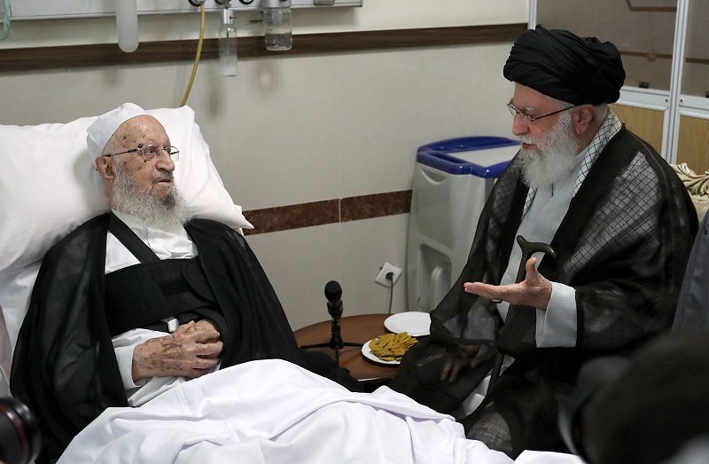 عیادت امام خامنه ای از آیت‌الله مکارم در بیمارستان