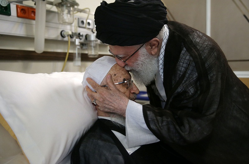 عیادت امام خامنه ای از آیت‌الله مکارم در بیمارستان