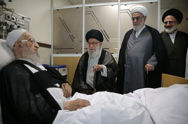 عیادت امام خامنه ای از آیت‌الله مکارم در بیمارستان