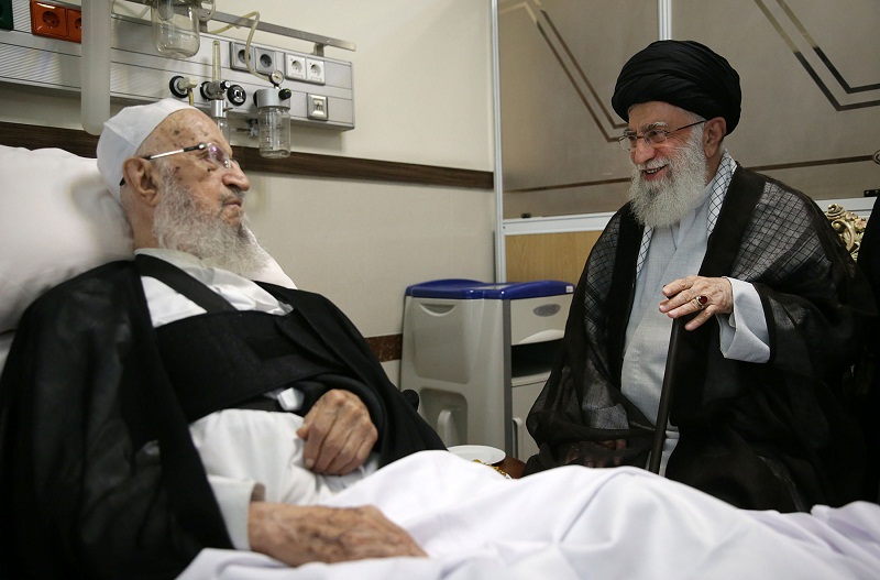 عیادت امام خامنه ای از آیت‌الله مکارم در بیمارستان