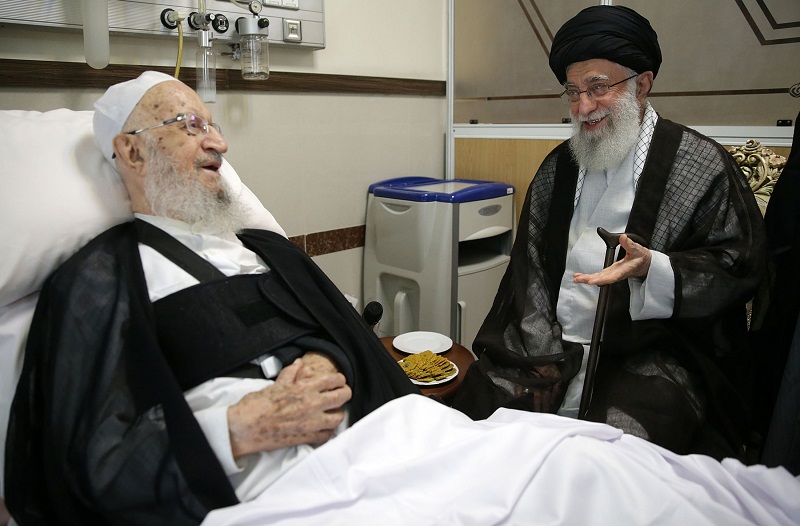عیادت امام خامنه ای از آیت‌الله مکارم در بیمارستان