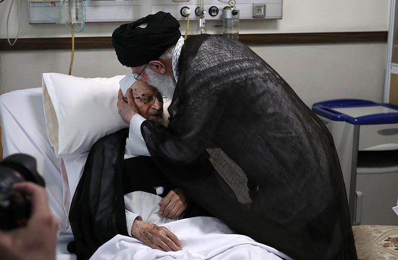 عیادت امام خامنه ای از آیت‌الله مکارم در بیمارستان