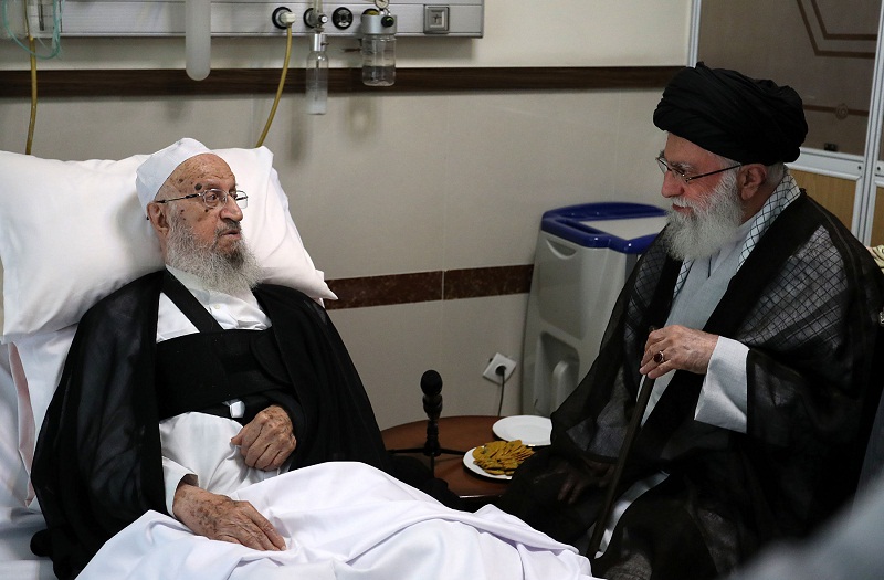 عیادت امام خامنه ای از آیت‌الله مکارم در بیمارستان