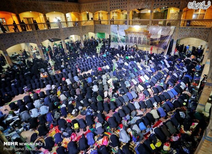 عکس/ اقامه نماز جماعت زائران در مسیر کربلا