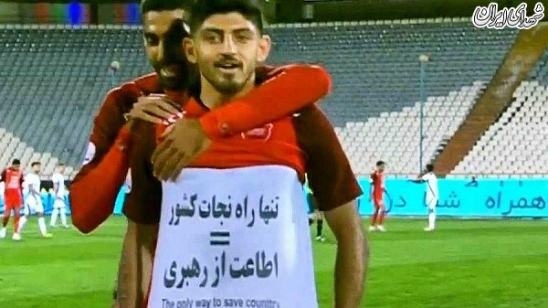 عکس/ هدیه یک مادر شهید به مهدی ترابی