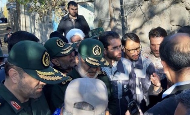 فیلم/ اشکهای سرلشکر سلامی در دیدار با خانواده جانباختگان زلزله ورنکش میانه فیلم/ اشکهای سرلشکر سلامی در دیدار با خانواده جانباختگان زلزله ورنکش میانه