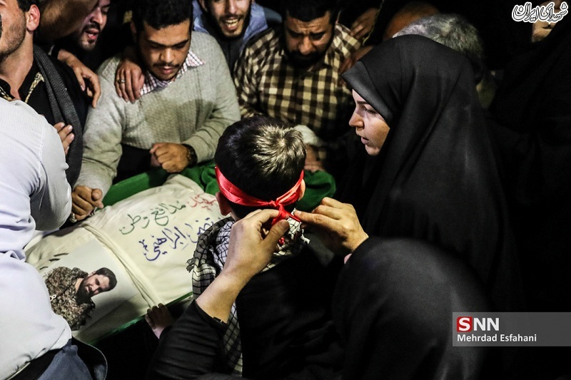 عکس/ نگاه محمد صدرا به چهره پدر شهیدش