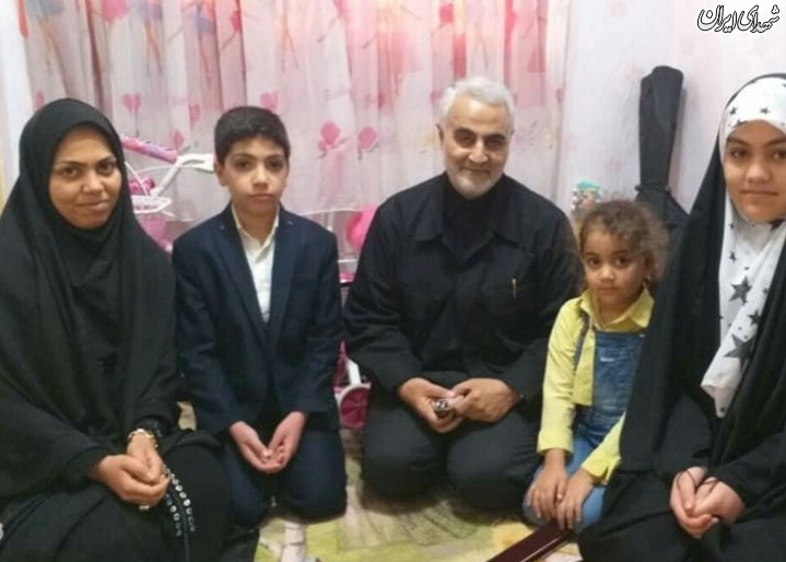 دیدار صمیمانه سرلشکر سلیمانی با خانواده شهید دیدار صمیمانه سرلشکر سلیمانی با خانواده شهید